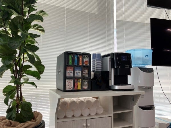 ドリンクマシン（オペレーションルーム内）コーヒー類、各種スープなどが自由に飲めます。