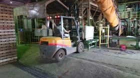 フォークリフトによる作業中