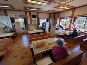 事業所での作業風景・写真は弁当箱作り委託作業