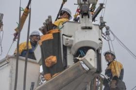 柱上でも会話してコミュニケーションをとりながら作業しています