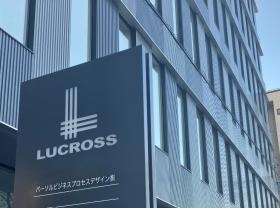 ビルの３階、５階、６階にオフィスがあります