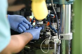 定期的に刃具を交換するのもオペレーターの重要な仕事。