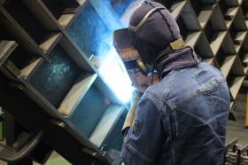 溶接作業の様子（技術力に自信あり！）