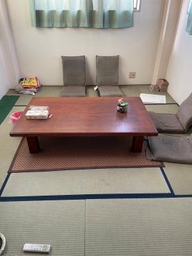 従業員休憩室（エアコン完備です。寝転んで休む人も）