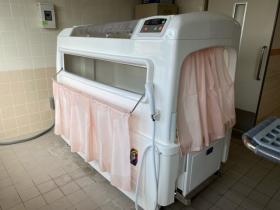 ミスト浴。介護職の腰痛予防に向け介護機器を多数導入。