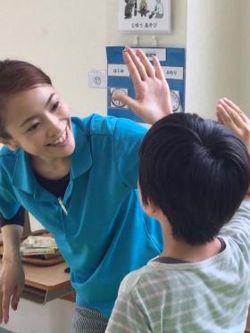 「できた！」の笑顔でハイタッチ