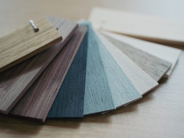 木をメインにしたスタイリッシュな家具を、主に、商業施設や病院、大学、飲食店などに商品を卸すBtoBの販売形態。