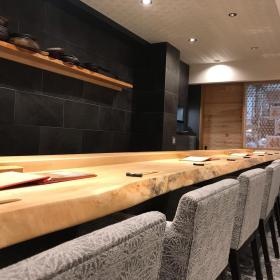 一枚板のカウンターでのお仕事