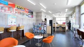 コバック挾間店内