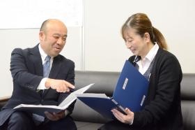 村上社長と総務スタッフの打合せ