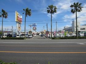 産業道路沿いニシムタ横の７社合同展示場フルカワカーランドです