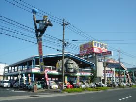 産業道路沿い交通安全センター近くのフルカワカーランド本社です