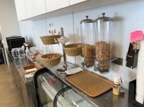 パンやお菓子、フルグラや飲料など無料提供！