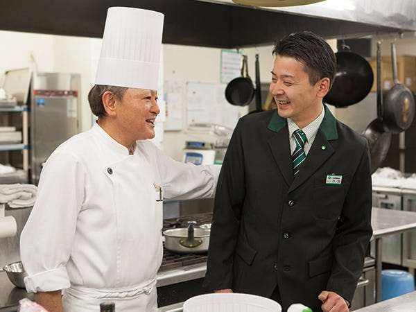 エリア担当制なので、お客様と長くお付き合いができるスタイルです。商品を届けることがメイン業務ですが、配送先で新商品をご紹介することも…！