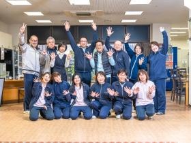 幅広い年齢層が働いています。