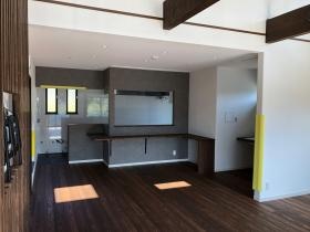 広くはないが趣ある部屋