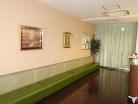 絵画の飾ってある、美術館のような静かな待合室です。