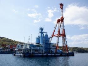 深層混合処理船 ＣＭＣー５号（地盤改良船になります）