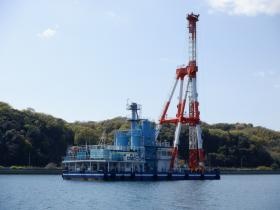 深層混合処理船 ＣＭＣー３号（地盤改良船になります）