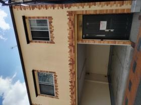 大映通り入ったすぐの所に事業所があります。