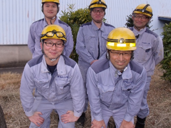 チームでサポートし合いながら作業します。