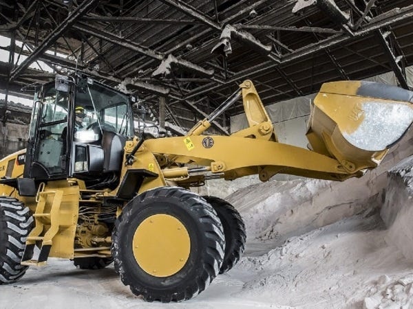 重機を操作して作業を進めます。