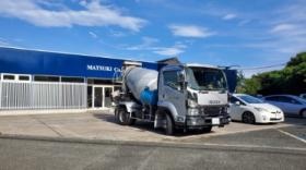 新社屋とミキサー車です。