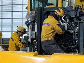 整備作業（工場内）