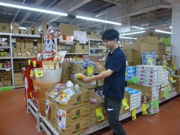 ハンディを使って発注や賞味期限をチェック。毎日様々なメーカーから大量の商品が入荷されます。トラック数台分が入荷することも珍しくありません。