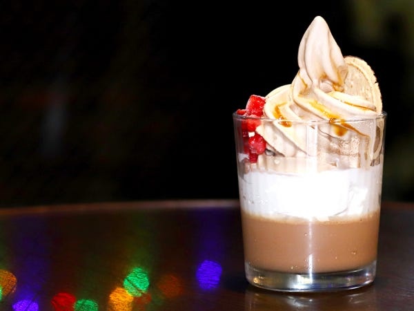 SNSで話題！ロイヤルミルクティーソフトクリームを使ったメニューも！