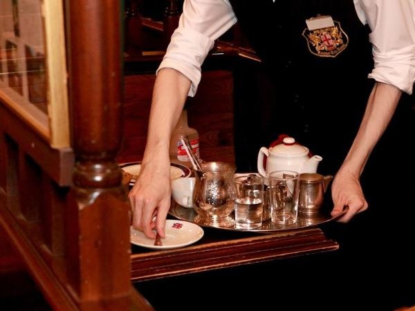 次にお迎えするお客様のためにも、テーブルの後片付けも大事です！