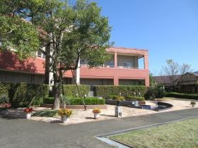 施設の前面のいこいの庭