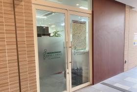 中板橋から徒歩で約３０秒の好立地に開設しています。