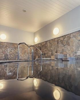 日向温泉の浴室。冷鉱泉・硫化水素イオンでお肌に優しいお湯♪