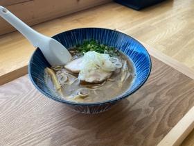 併設の「ひなた食堂」、こだわりの煮干しラーメンが一番人気！
