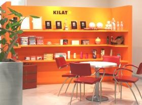 ロビーには通販で扱う自慢の商品を展示しています