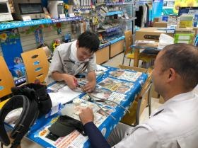 先輩から資格取得へ向けたアドバイスをもらっています☆