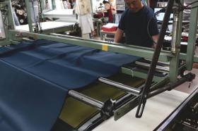 生地の検品、裁断作業 ２