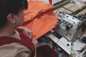 ミシン縫製作業 ２