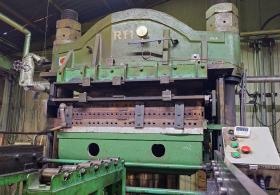 建設機械用ゴムマットで使用するプレス機械