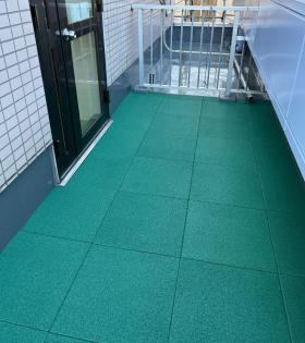 屋上や保育園などに使用されるゴムチップ製床材も製造