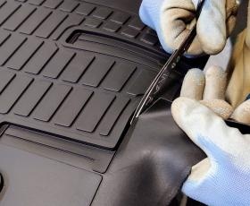 建設機械用ゴムマットの仕上げ作業の一例