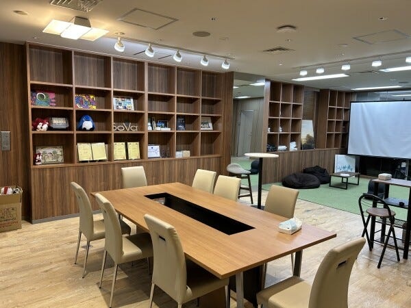 仕事の合間に休憩したり、仕事仲間と会話するスペースです。