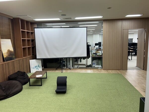 靴を脱いで、ゆったりできるスペースもあります。デスクで仕事に集中できないときに、こちらで仕事をしている方もいます。