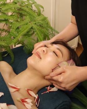 リフトアップを意識したフェイシャルも人気です。