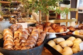 オープンキッチンから焼き立てのパンを。
