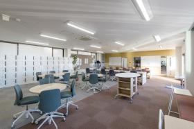 フリーアドレスで社員同士が気軽に会話できるオフィス。