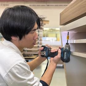 家具工場にて組み立てているところです。