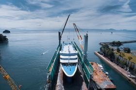 工場自体が浮沈し、船を傷つけずに陸あげできる工場です。