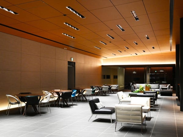 お客様のお寛ぎ空間を演出する商談ルーム。ここで活躍出来るよう全力でサポートさせて頂きます。